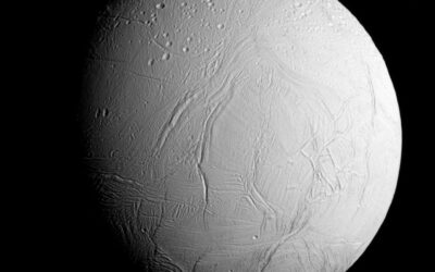 Les panaches d’eau de Encelade liés à ses «rayures de tigre»